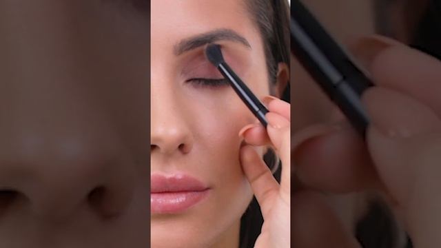 ВИННЫЙ МАКИЯЖ 2021?Как сделать бордовые смоки #shorts смотреть онлайн