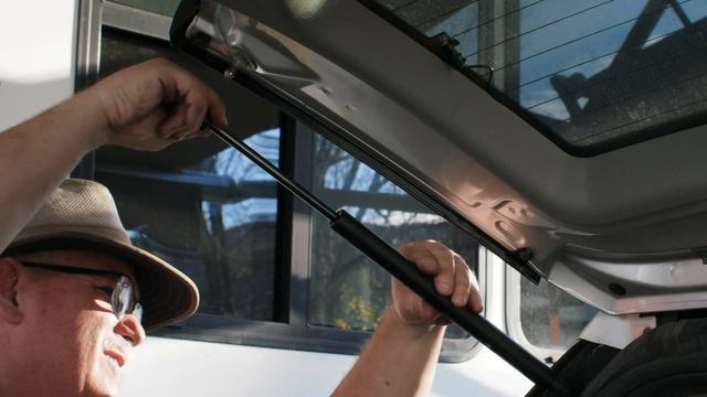 DIY Repairs - Liftgate or Hatch Strut Replacement смотреть онлайн