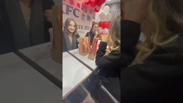 ИЩУ САМЫХ КРАСИВЫХ ДЕВУШЕК В МЕТРО, KFC И McDonald’s смотреть онлайн