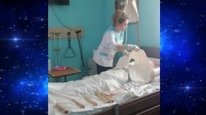 Мытье головы лежачего больного при помощи надувной ванночки