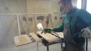 Наносимо клей на МДФ фасади