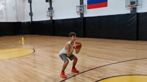 Стойка тройной угрозы в баскетболе