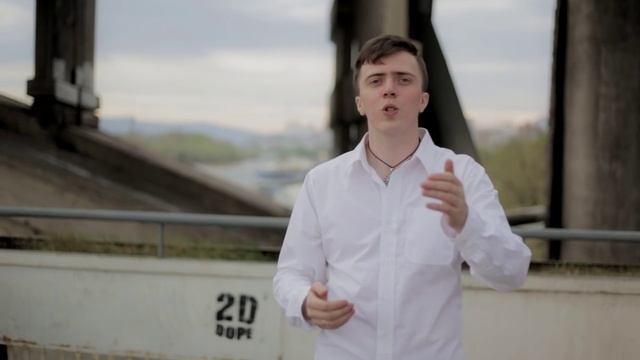 В ТУСКЛОМ СВЕТЕ ПОД ЗОНТОМ смотреть онлайн