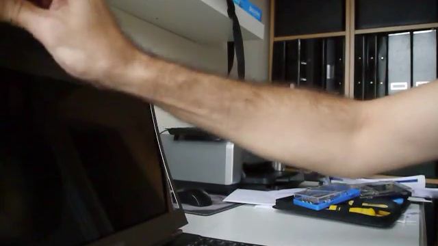 Replacing The 13.3'' LCD Screen On A Toshiba Portege Z830 / Z835 Ultrabook смотреть онлайн