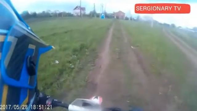 Катаюсь на питбайке! Собаки задолбали!!!!!! смотреть онлайн