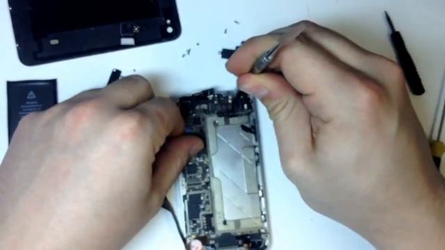 Замена кнопки Home iPhone 4 - http://iphone.spbrepair.ru/zamena_shleifa_knopki_home смотреть онлайн