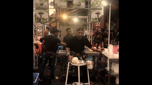 This is how you cut a coconut! Crazy coconut man at Jonker Street night market смотреть онлайн