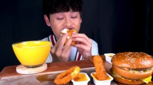 ASMR 맥도날드 빅맥?맥너겟 크림치즈파이 새우버거 오징어튀김 치드소스 찍먹방! McDonald's Bic Mac With Nuggets Cheese Burger MuKBang!
