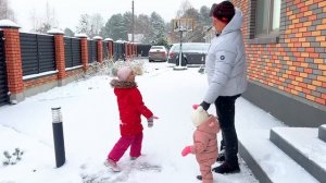 СОФИЯ С НИКОЙ ИГРАЮТ В СНЕЖКИ. СОФУНЬЯ ШАЛУНЬЯ