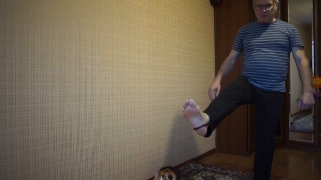 Держу ногу на весу 1 минуту, стараюсь поднимать как можно выше смотреть онлайн