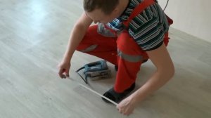 Как вырезать БАГЕТ ПВХ с двумя внутренними углами. Натяжные потолки.