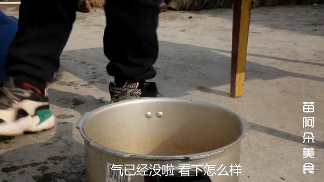 3斤猪肘红焖着吃，香嫩软烂超入味！苗大姐一次啃过瘾了~【苗阿朵美食】 смотреть онлайн