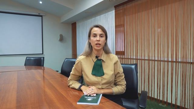 Администратор отеля отвечает на вопросы гостей. Только самое важное и интересное смотреть онлайн