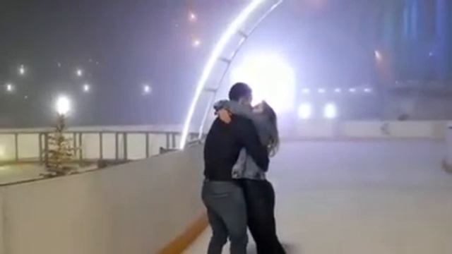 Волгоградец сделал предложение руки и сердца на катке в пойме Царица смотреть онлайн