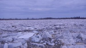 Ледоход на реке.