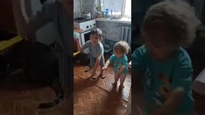 я банан дети танцуют