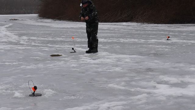 Рыбалка в глухозимье щука жерлицы Погода пипец с утра +4 после обеда - 5 ( Aleksy Levin ) смотреть онлайн