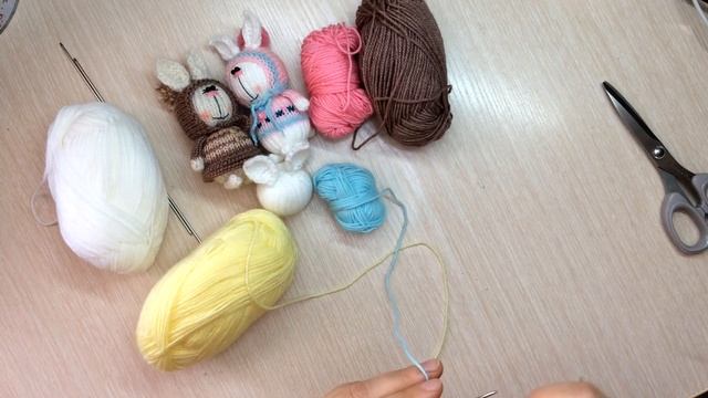 Сувенир своими руками! Мастер-класс "Зайчик спицами" смотреть онлайн