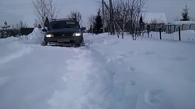 пробиваем дорогу на дачу по снежной целине дальше. смотреть онлайн