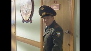 Солдаты. Колобков пьёт с проверяющим. А Бородин бьёт ему в лицо,