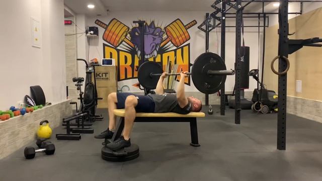 Жим Лёжа На Наклонной Вниз Скамье Узким Хватом смотреть онлайн