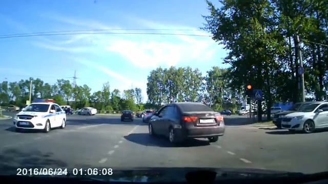 КОТЯТА ПОСЫПАЛИСЬ ИЗ-ПОД МАШИНЫ во Владимире