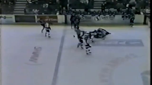 Dean Serdachny vs Colton Orr Feb 11, 2001 Swift Current Broncos vs Kamloops Blazers WHL смотреть онлайн