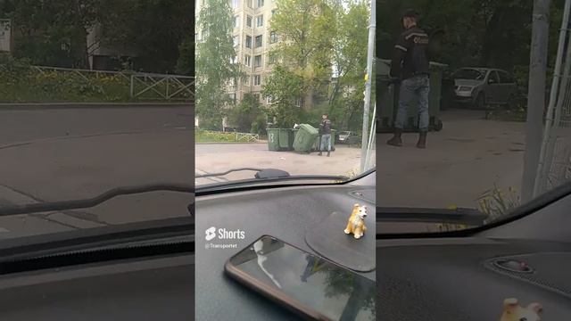 Опустошают мусорные баки #Shorts #мусорщик #мусоровоз смотреть онлайн