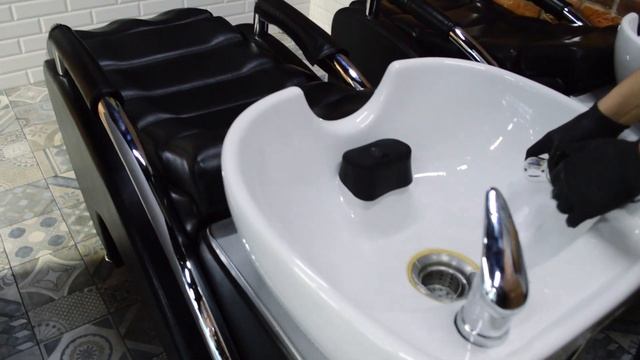 Barbershop в стиле лофт, отделка плиткой из старого кирпича. смотреть онлайн