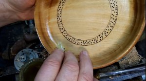 Финишное покрытие составом содержащим льняное масло, пчелиный воск и канифоль