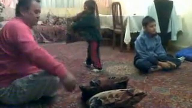 Счастье - это когда дедушка играет с внуками... смотреть онлайн