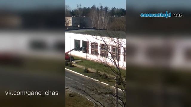 В Ганцевичах рушат окна бывшего ПМК-7 (3 апреля 2019) смотреть онлайн