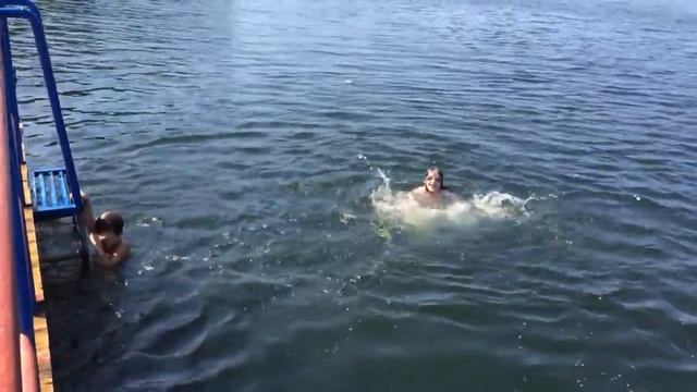 Как дети прыгают в воду на глубину 4 метра. Прыжки в воду , озеро Еловое смотреть онлайн
