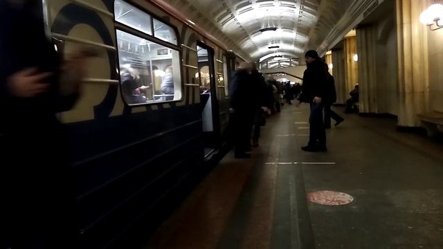 Замоскворецкая линия метро. Станция Театральная. Прибытие и отправление 81-717/714 "Номерной". смотреть онлайн