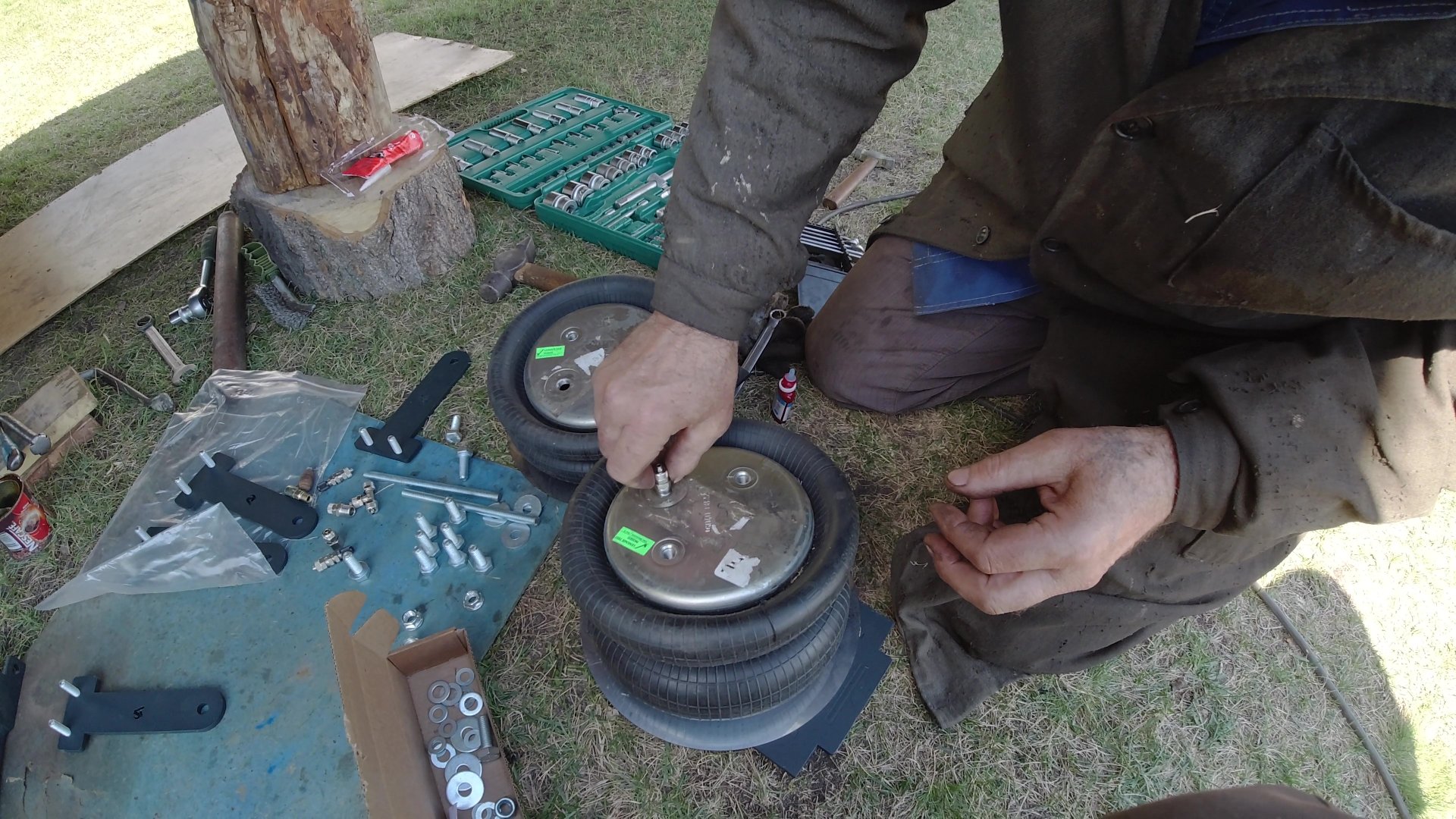 Установка задней пневмоподвески на автомобиль Газон Next. Часть 2 смотреть онлайн