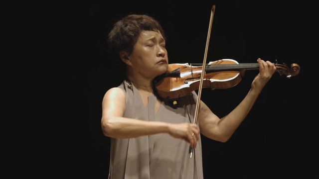 Bach Partita No.1 BWV 1002, Sarabande | Kyung Wha Chung смотреть онлайн