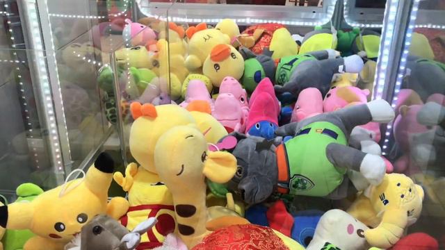 В АВТОМАТАХ ХВАТАЙКА ВЫИГРЫВАЮ БОЛЬШИЕ ИГРУШКИ смотреть онлайн