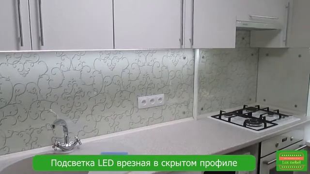 Кухня МДФ Супермат со стеновой панелью из стекла смотреть онлайн