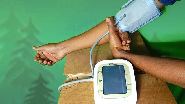 HOW TO USE DIGITAL BP MACHINE IN HOME, ghore boshe check korun blood purssure by sopikul medical смотреть онлайн