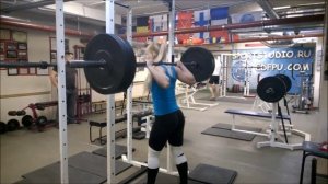 Приседает Елена - Спортстудия Георгия Зобача