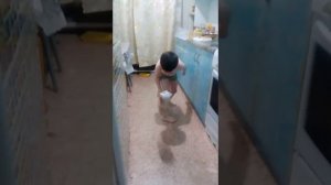 Голенький мальчик играет в игру
