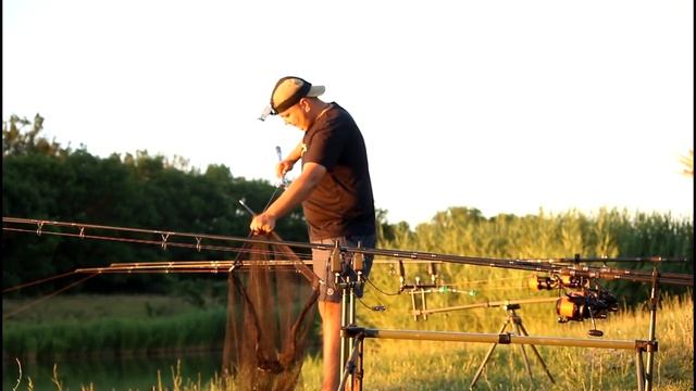 Рыбалка с НОЧЁВКОЙ на ОЗЕРЕ ловим на ФЕРМЕНТИРОВАННУЮ КУКУРУЗУ охота за КАРПОМ смотреть онлайн