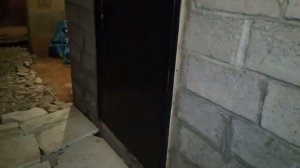 Личный подвал в городском многоквартирном жилом доме.