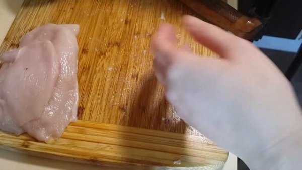 Нарезаем филе куриной грудки для жарки и гриля