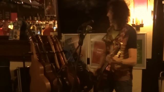 Gwyn Ashton - plays Robert Johnson on a vintage Airline guitar смотреть онлайн