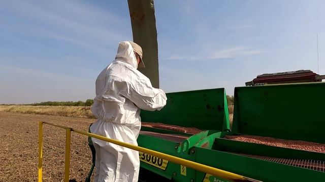 С утра аккуратно приварил Наталье Григорьевне, а потом меня послали подальше в поле! смотреть онлайн