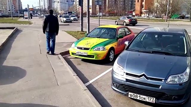 Автомобиль Hyundai с интересной краской смотреть онлайн