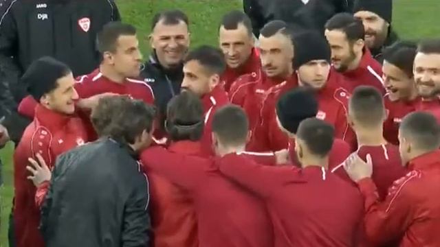 Кто-нибудь понимает что сборная Македонии делает на тренировке?😁 смотреть онлайн