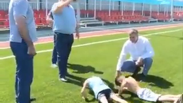 Мэр дагестанской столицы Муса Мусаев показал мальчишкам, как правильно отжиматься