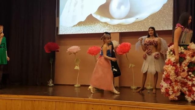 Дефиле в костюмах смотреть онлайн